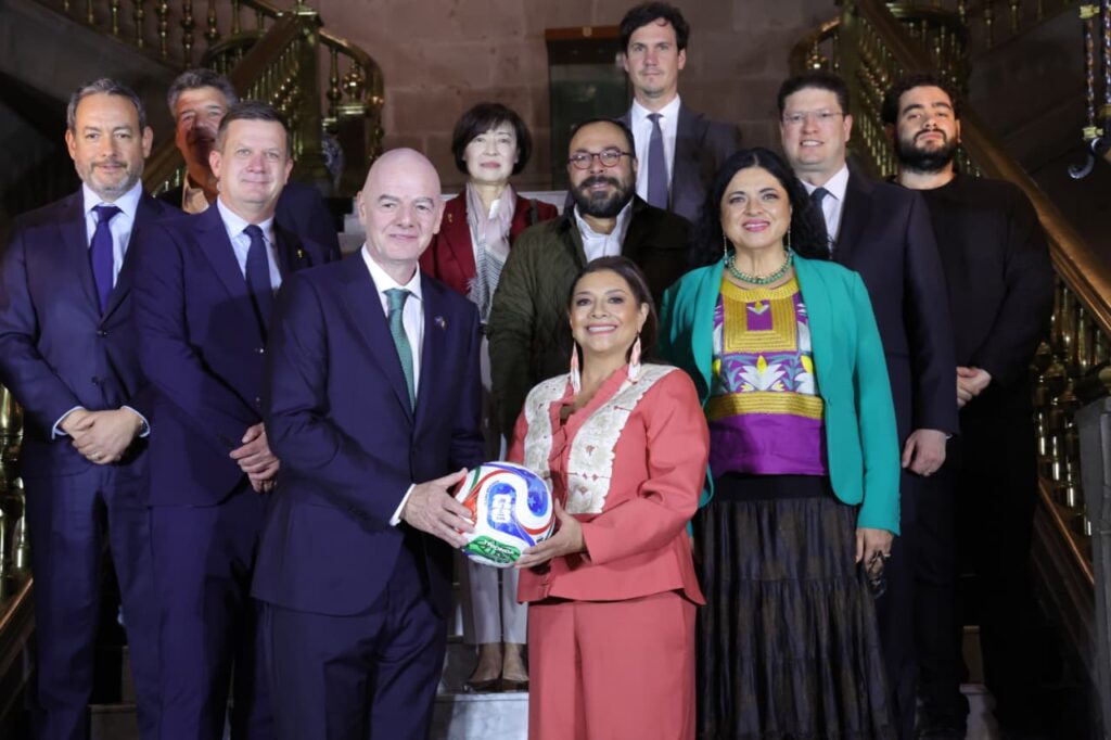 La jefa de Gobierno de la Ciudad de México, Clara Brugada Molina, sostuvo este lunes una reunión de trabajo con el presidente de la FIFA, Gianni Infantino.