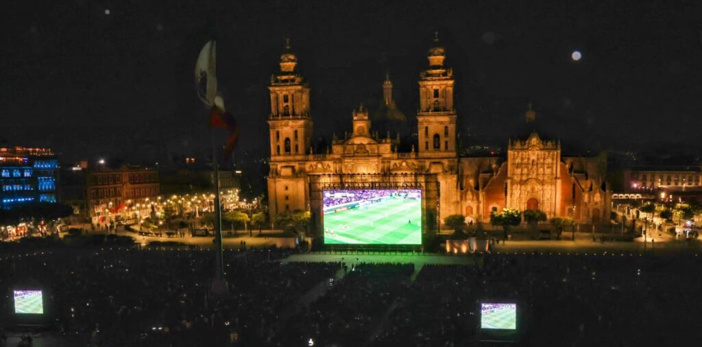 Con el “México-Mexico” al unísono, Clara Brugada y 10 mil personas viven partido de la Selección Nacional Vs. Portugal en el Zócalo mundialista.