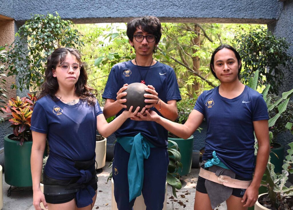 Mujeres, en la trama del juego de pelota ulama de cadera.