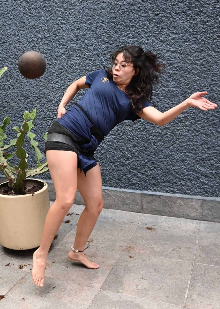 Hallazgos arqueológicos de figurillas de barro y las escenas en los códices prehispánicos confirman la participación de mujeres en el juego.