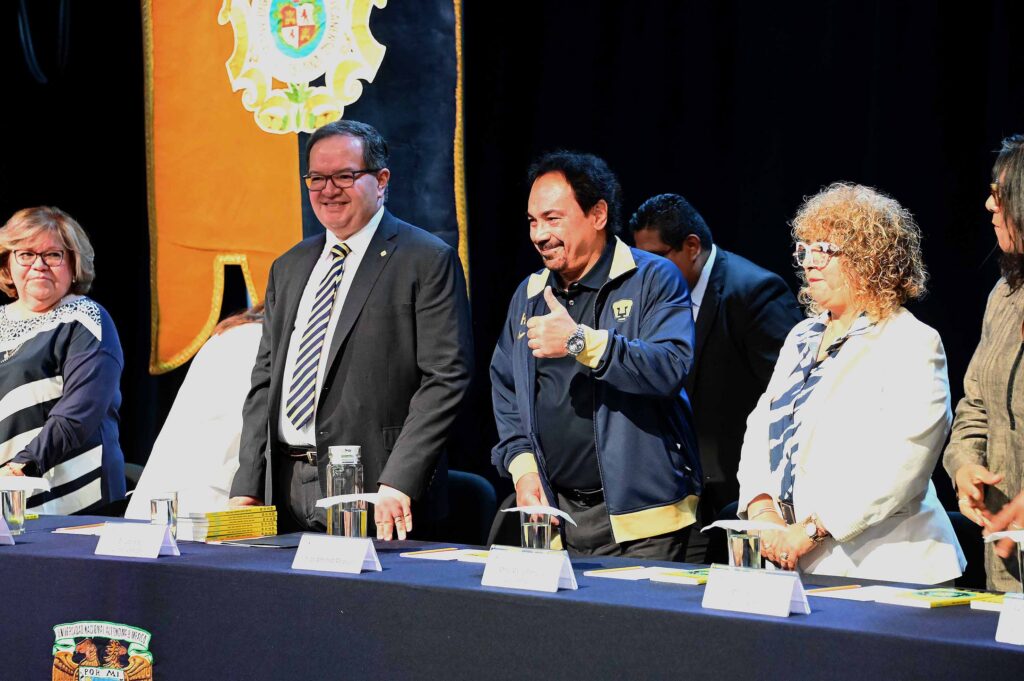 Leer sigue siendo un ejercicio de libertad: Leonardo Lomelí. Presidió la ceremonia de entrega simbólica de 110 mil ejemplares de la obra Tiro libre, a estudiantes del bachillerato universitario.