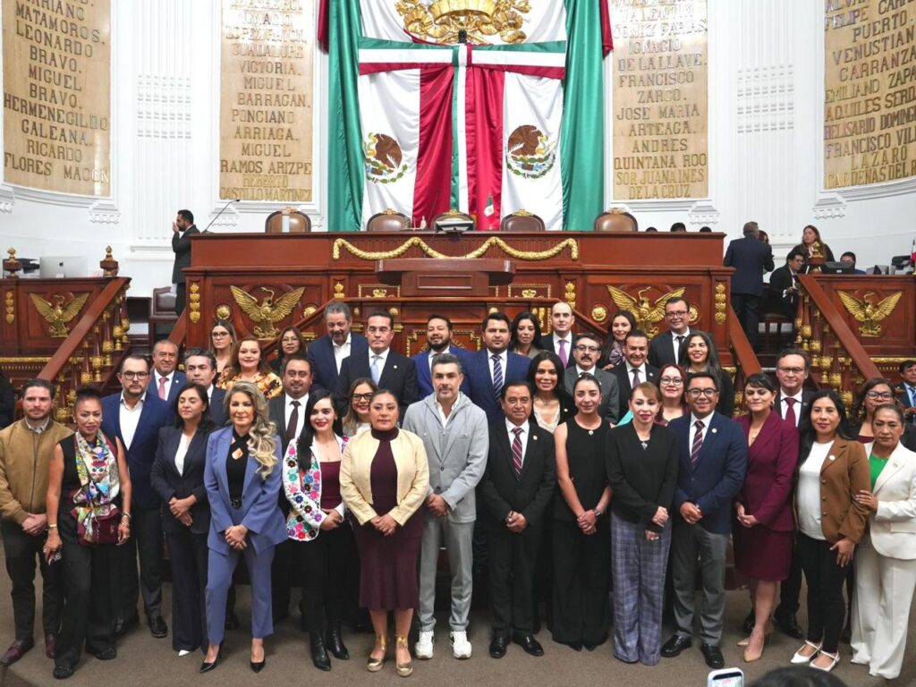 Las y los diputados capitalinos recibieron en el Recinto Legislativo de Donceles a sus homólogos hidalguenses, quienes entregaron el reconocimiento “La Mina del Tiempo”.
