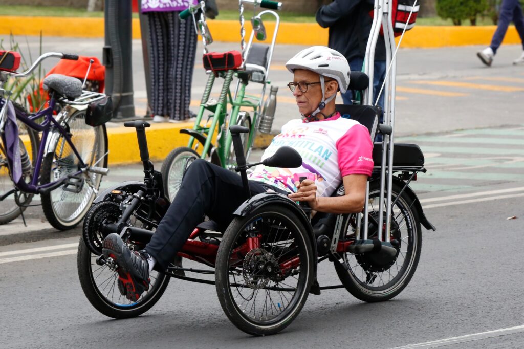 Usar la bicicleta es un acto profundamente revolucionario y un acto de rebeldía que reivindica el derecho a la ciudad, afirmó Clara Brugada, ante más de 10 mil ciclistas.