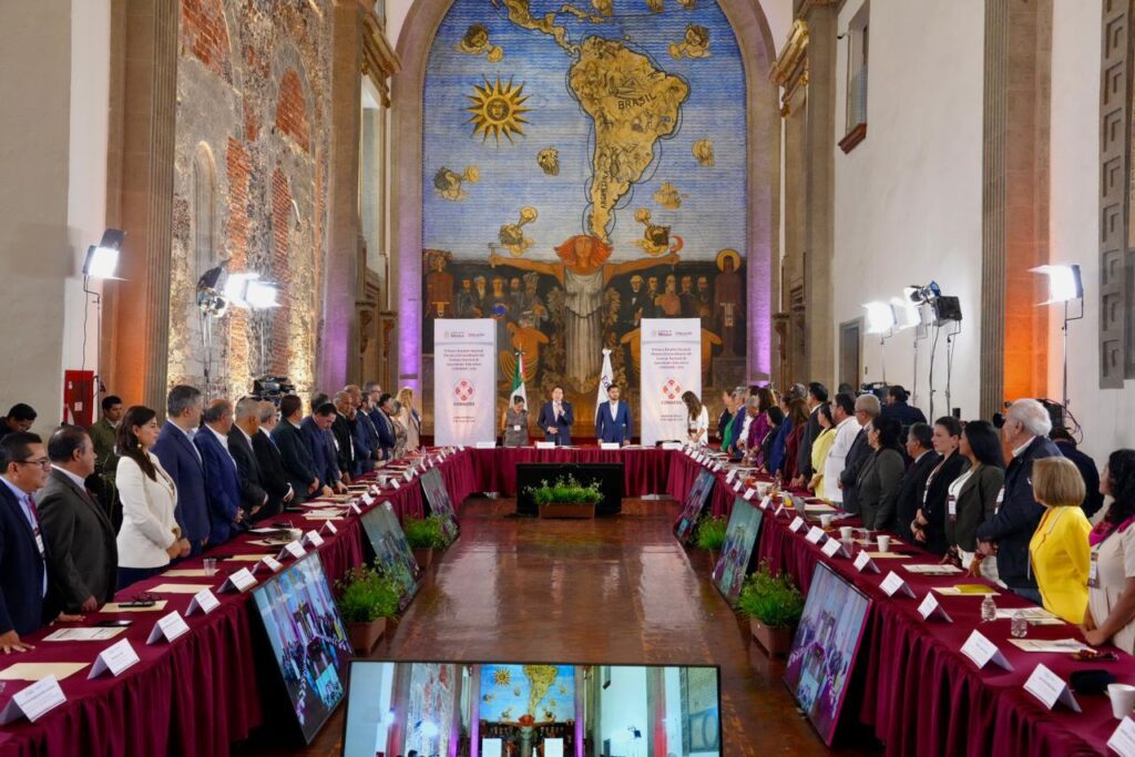 Acuerdan SEP y autoridades educativas estatales mantener el calendario escolar 2025-2026 vigente.