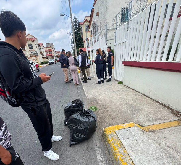 Más de 1,800 deportistas afectados y 500 familias. A pesar de existir un convenio de comodato, personal del municipio colocó los sellos; desalojan al personal y a los jugadores.
