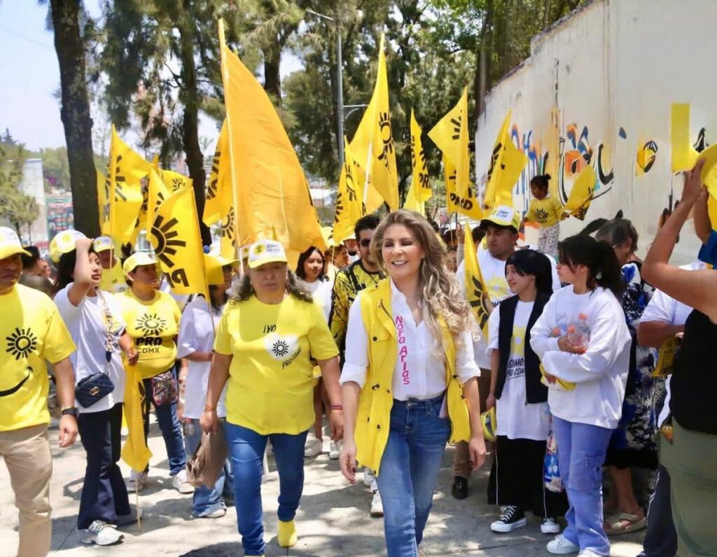 “Seguimos saliendo a las calles; siempre es un gusto caminar con la militancia, la esencia de nuestro Instituto Político PRD CDMX”, expresó Nora Arias, también coordinadora del PRD en el Congreso de la Ciudad de México.