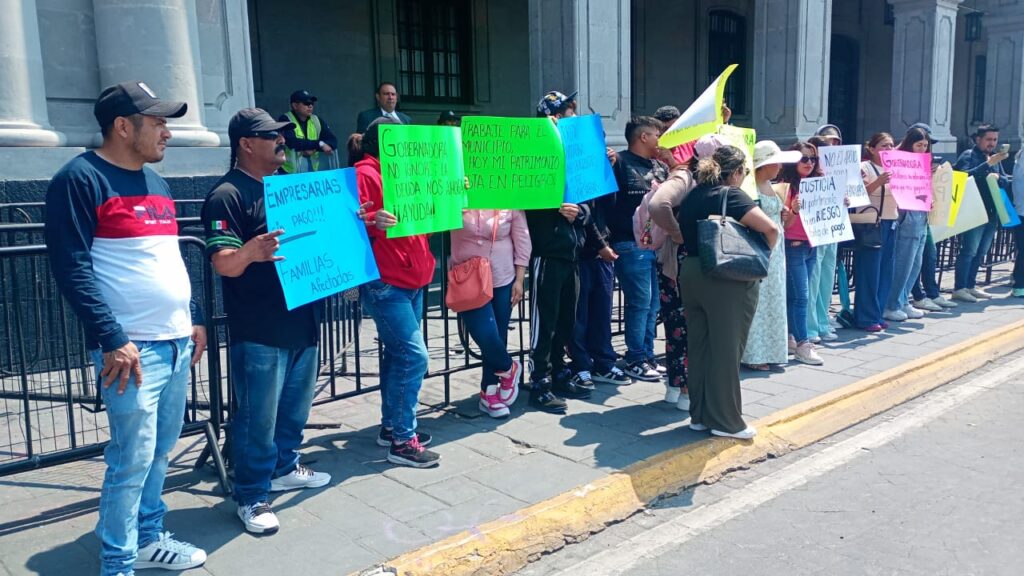 Se manifiestan decenas de empresarios contra alcaldesa de Tecámac por falta de pagos, piden intervención de la gobernadora Delfina Gómez.