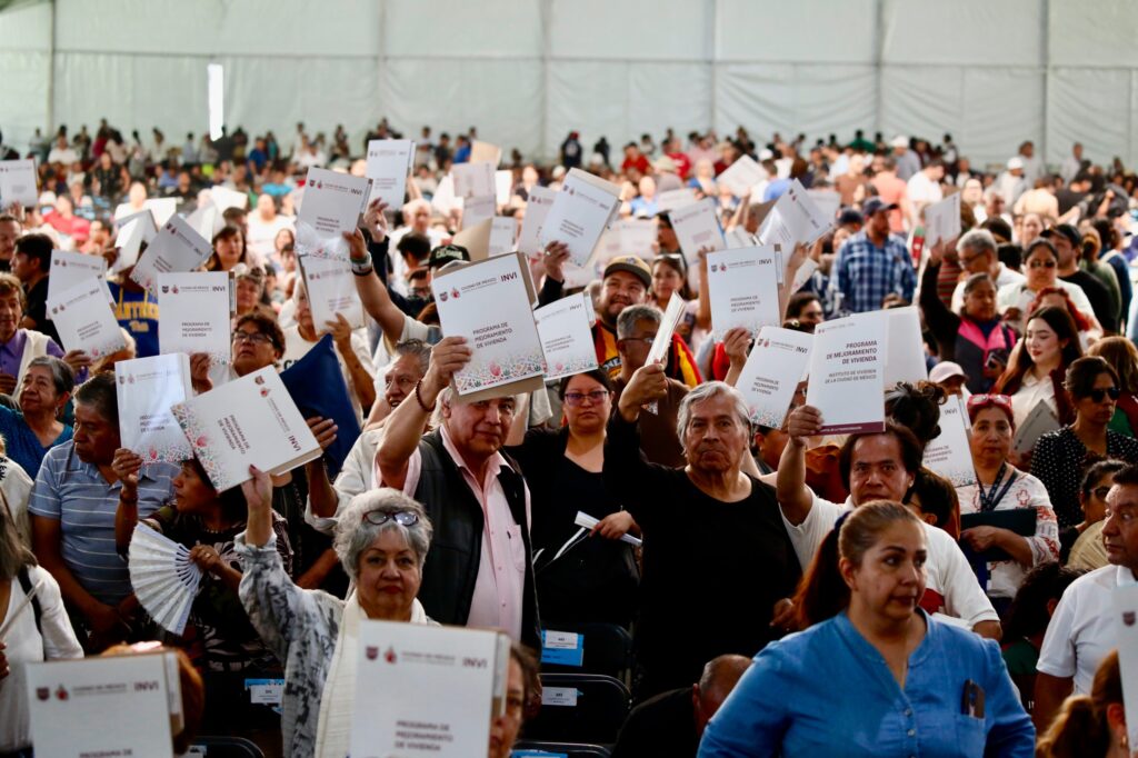 Entrega Clara Brugada más de 4 mil créditos de vivienda y 500 escrituras en beneficio de familias capitalinas.