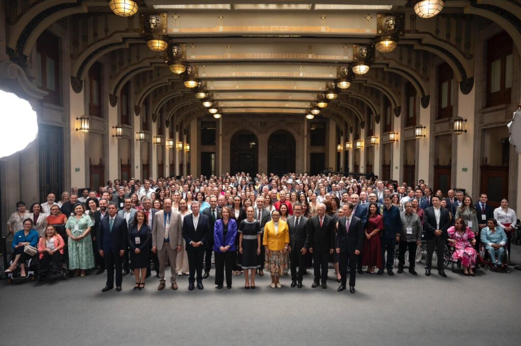 Acude senadora Mariela Gutiérrez a reunión en Palacio Nacional con coordinadores parlamentarios y aliados de la 4T.