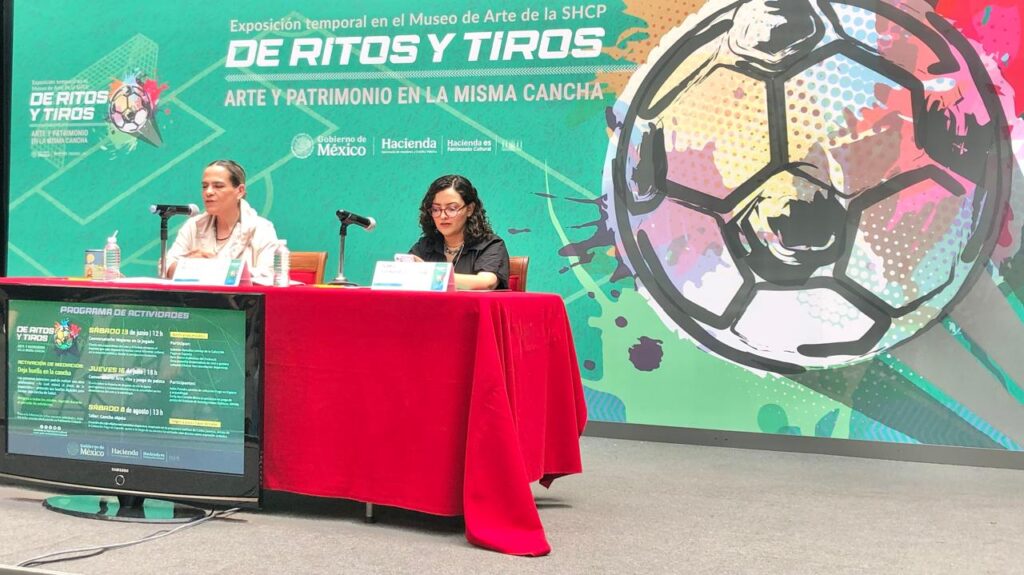 La exhibición explora el futbol, así como otros deportes y la cultura como rituales colectivos: Alicia Muñoz Cota Callejas, directora de Museos, Recintos y Exposiciones, junto a Nadia Hernández, directora de Colecciones.