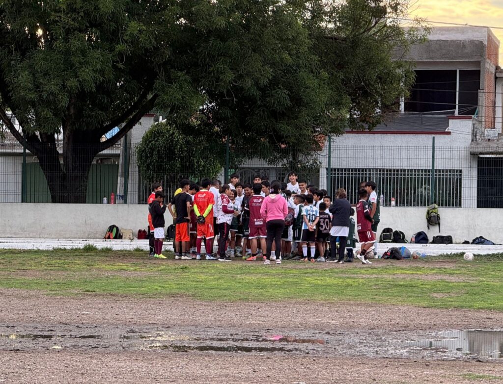 Mientras que desde la Presidencia de la República se impulsa la práctica del fútbol, la alcaldesa lo obstaculiza.