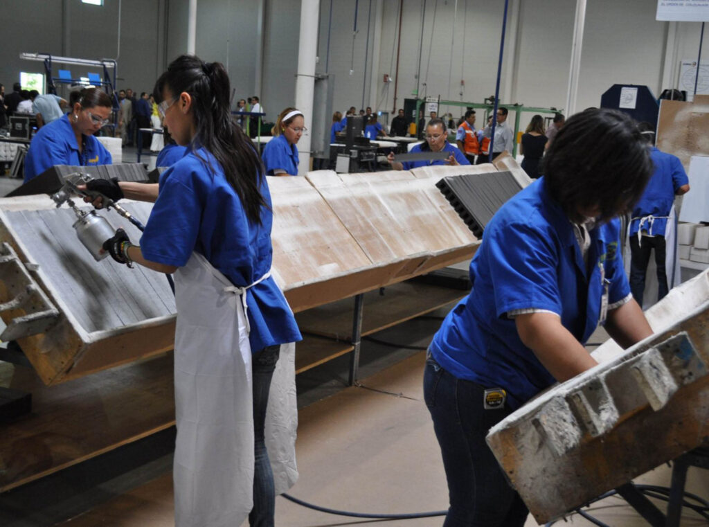 Ser mujer (jefa de familia), depender de un solo ingreso laboral o residir en estados como Chiapas, Veracruz, Guerrero o Hidalgo, son factores clave que aumentan el riesgo de permanencia en la pobreza laboral.
