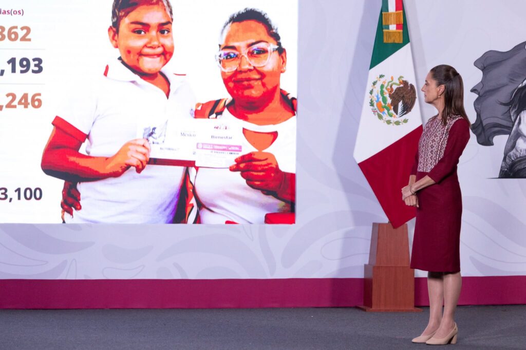 “Es importante que todos lleguen parejos a la escuela, que busquemos la manera de disminuir desigualdades cuando entren a la escuela”, puntualizó. Se trata de una inversión social de 23 mil 620 millones 678 mil 600 pesos para las Becas para el Bienestar.