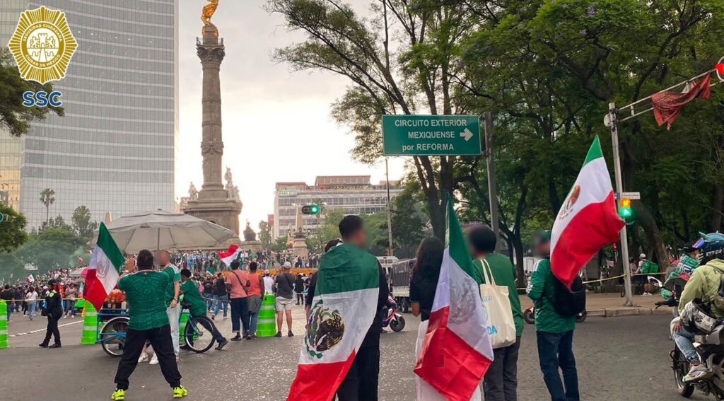 Celebran 150 mil personas la victoria de México en el Ángel de la Independencia.