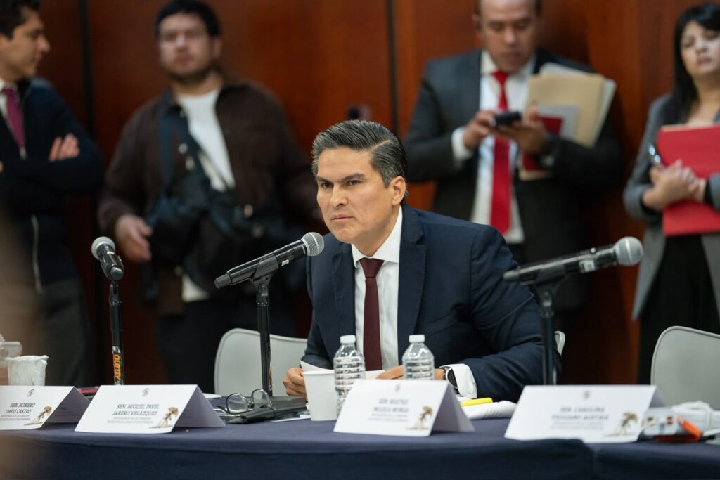 Ayuda al Senador su participación en debates; le han valido el reconocimiento de sus compañeros y la aversión de sus contendientes políticos de otros partidos.