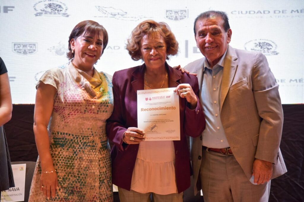 Beatriz Rojas reconoce la vocacion y compromiso de las y los trabajadores del DIF de la CDMX.