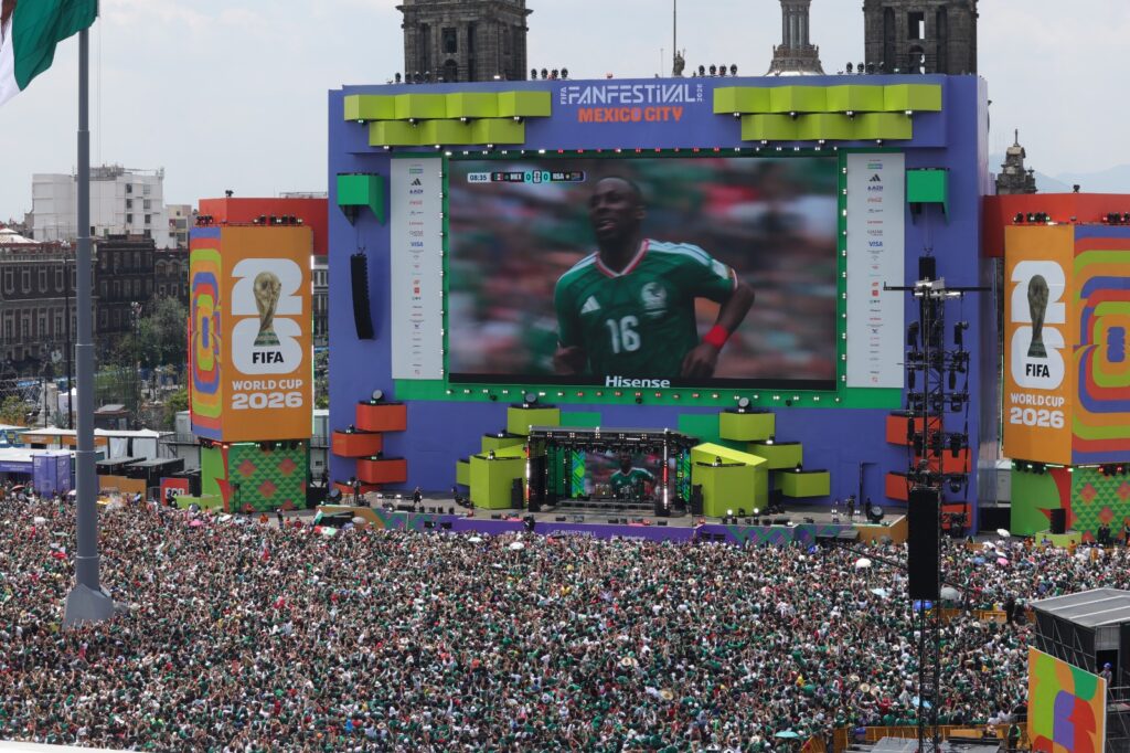 La Ciudad de México garantizó el derecho al espacio público en el Zócalo, donde miles disfrutaron la transmisión del encuentro.