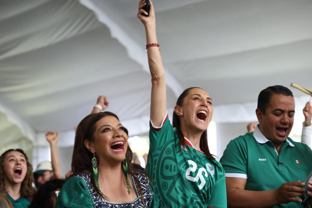 Presidenta de México, Claudia Sheinbaum Pardo y la jefa de Gobierno, Clara Brugada Molina, encabezaron el arranque de los 18 festivales futboleros en la Ciudad de México.