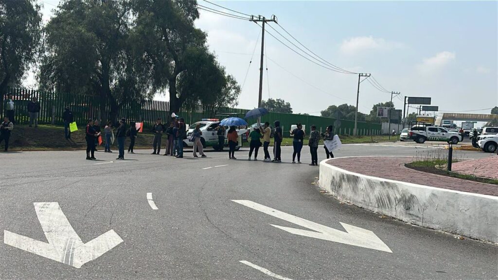 Van dos días en la semana de protestas; vecinos de Tecámac acusan a Rosi Wong y a funcionarios de ODAPAS de condicionamiento del vital líquido.