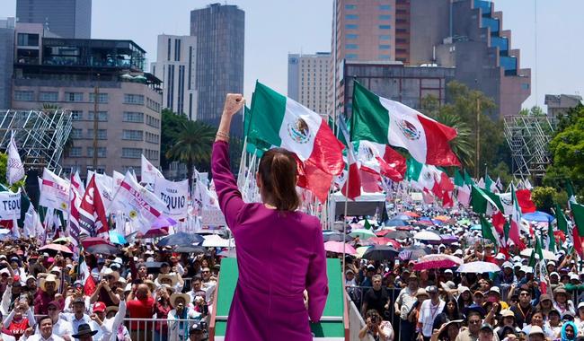Al informe Honestidad, Resultados, Amor al Pueblo y a la Patria. Rendición de Cuentas a Dos Años del Triunfo asistieron 850 mil mexicanas y mexicanos tanto en el Monumento a la Revolución como en las plazas públicas de 30 estados del país