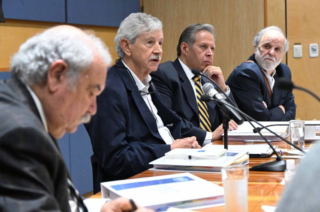 Leonardo Lomelí también instó a los integrantes de la comisión a tener resultados en los próximos días, con el propósito de establecer una ruta que atienda el tema y para dar certidumbre a miles de jóvenes.