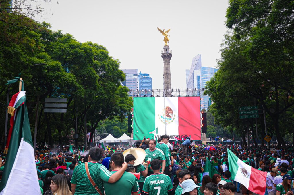 La afición tomó las calles y rodeo al Ángel de la Independencia para celebrar el pase de la Selección Nacional a octavos de final, al vencer a Ecuador.