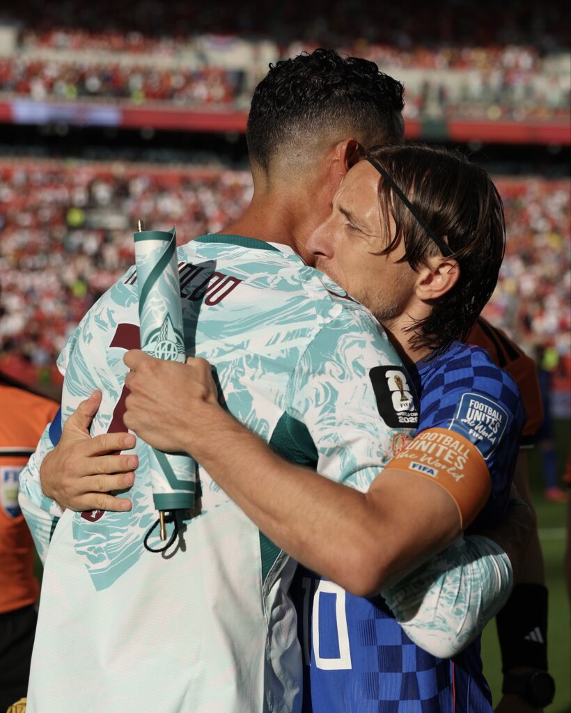 Cristiano Ronaldo, capitán de Portugal, y Luka Modrić, capitán de Croacia. Es una imagen que está más allá del resultado. Foto: en X @selecaoportugal