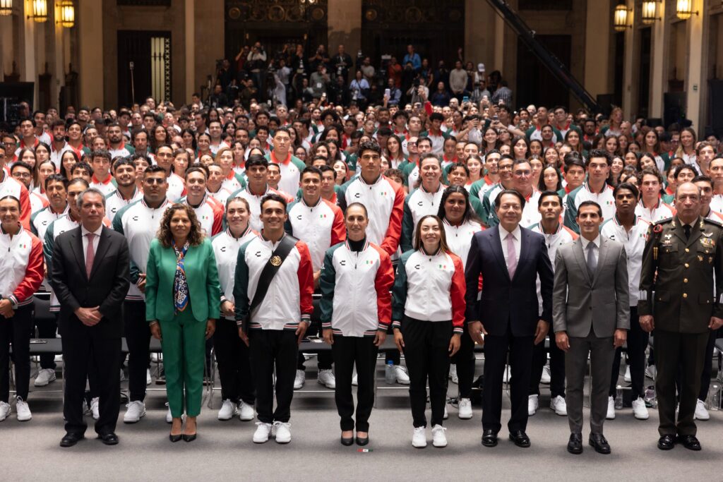 La Jefa del Ejecutivo Federal entregó la Bandera Nacional a los abanderados de las escoltas de deportistas: Gabriela Guadalupe Rodríguez Garza y Juan Manuel Celaya Hernández.