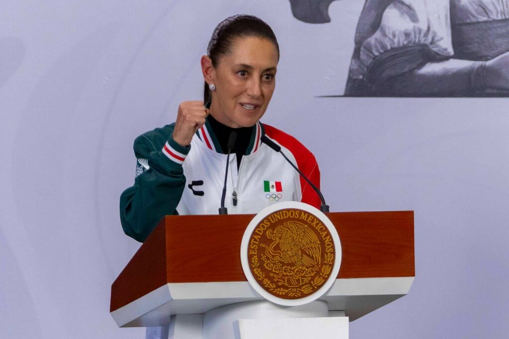 “Muchas felicidades, siéntanse orgullosos del momento que viven y lleguen sin complejos, sin ninguno, crean en ustedes mismos”, puntualizó la Jefa del Ejecutivo Federal.
