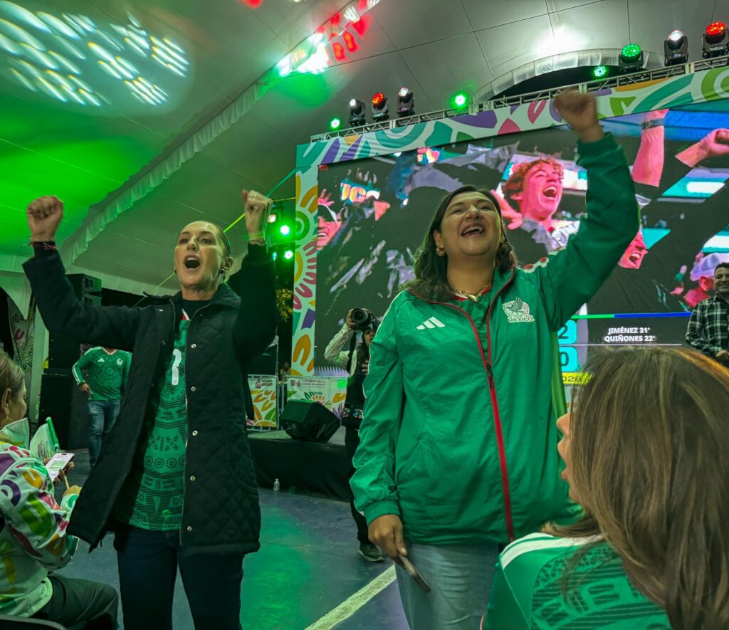La Presidenta de México, Claudia Sheinbaum Pardo, junto a la jefa de Gobierno, Clara Brugada y la alcaldesa, Nancy Núñez, acudió al Festival Futbolero en el Parque Tezozómoc.