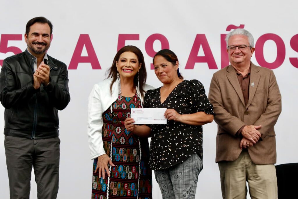 Las y los beneficiarios de 57 a 59 años recibirán 2 mil pesos bimestrales hasta cumplir 60 años de edad, cuando podrán incorporarse a otros programas sociales.