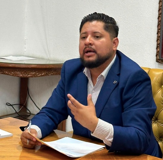 Promover la convivencia y la armonía entre los ecatepenses, pide el síndico Rafael García al nuevo Obispo de Ecatepec.