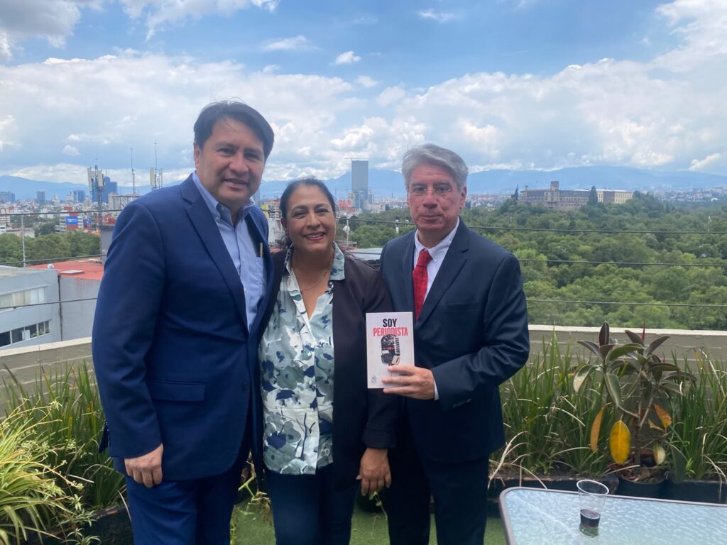 Arturo Suárez, director de Impar; la periodista Irene Licona, con Adalberto Villasana.