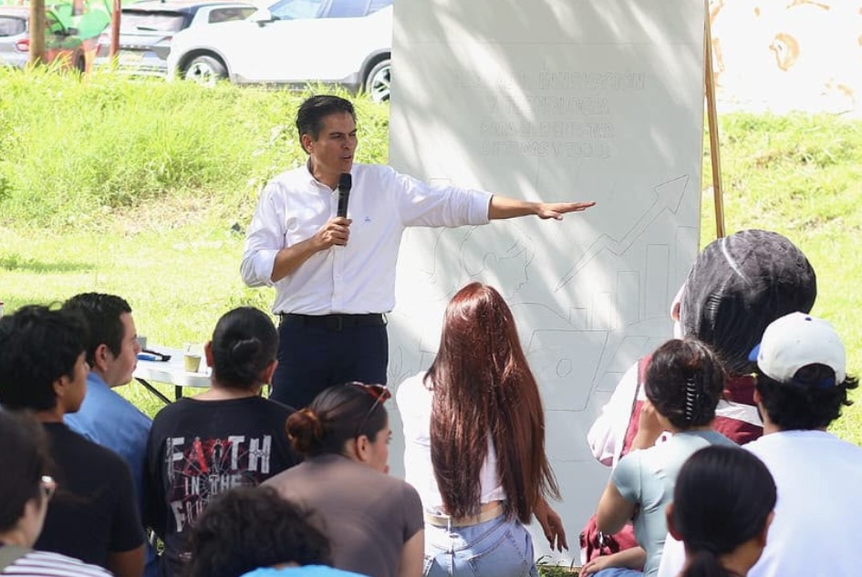 Pável Jarero recorre Nayarit y construye con jóvenes el Mural de los Sueños de la Transformación.