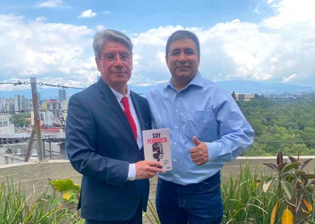Adalberto Villasana y Jaime Balderas de Parlamento y Debate, durante la presentación del libro «Soy Periodista»: un manifiesto de resistencia gremial, unidad y defensa del Estado de Derecho.