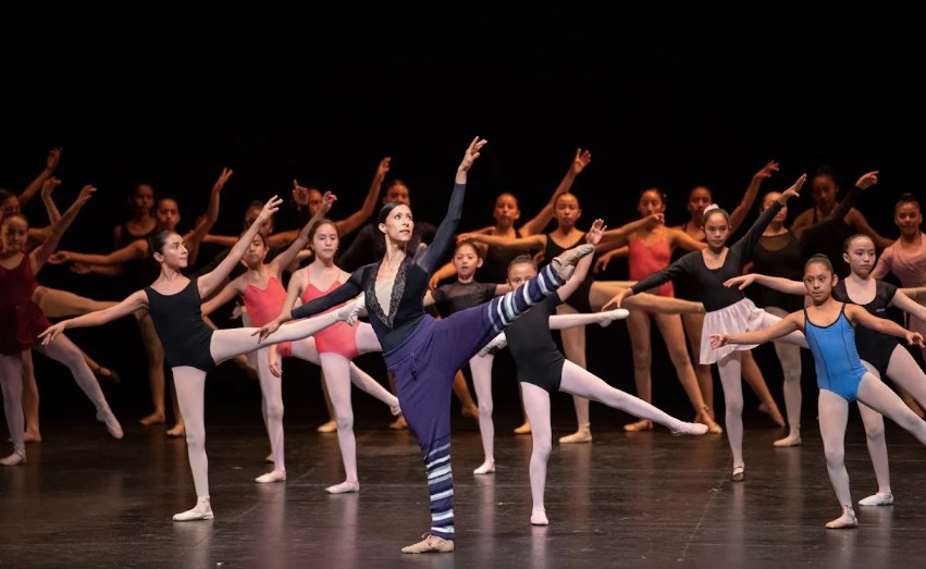 La bailarina Elisa Carrillo dará una charla para niñas y niños, y cerrará el encuentro con una clase masiva.