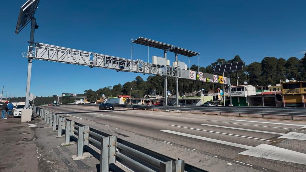 Emprende SICT acciones para reforzar la seguridad en carreteras federales. En coordinación con las instancias de seguridad federales cierra accesos irregulares e instala Arcos Carreteros Inteligentes.