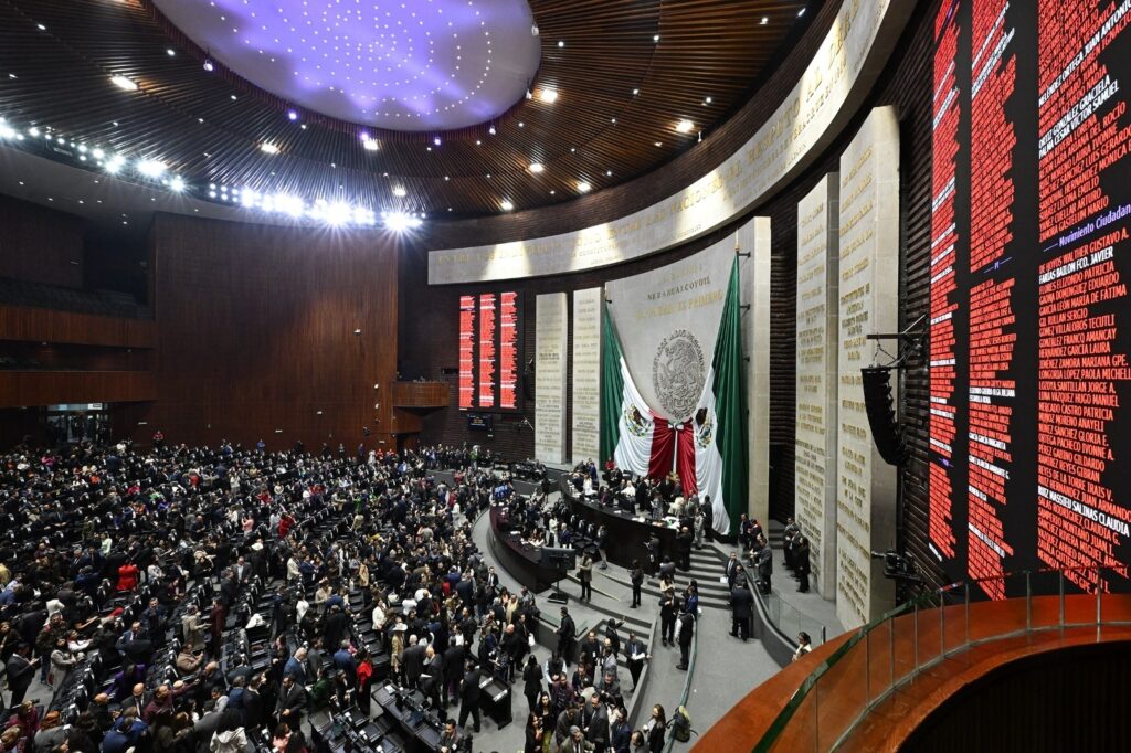 La Cámara de Diputados aprobó por mayoría calificada, en lo general y en lo particular, la reforma constitucional sobre doble nacionalidad.