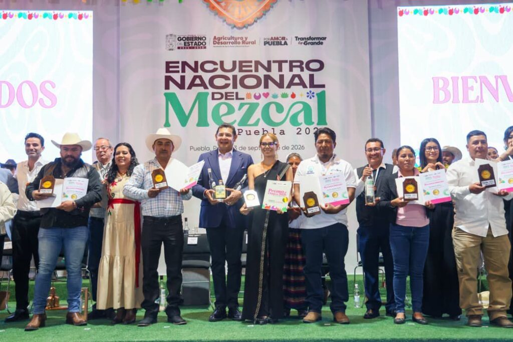 Puebla consolida su vocación mezcalera con más de 20 mil hectáreas de agave, 250 palenques y una producción superior a 650 mil litros.