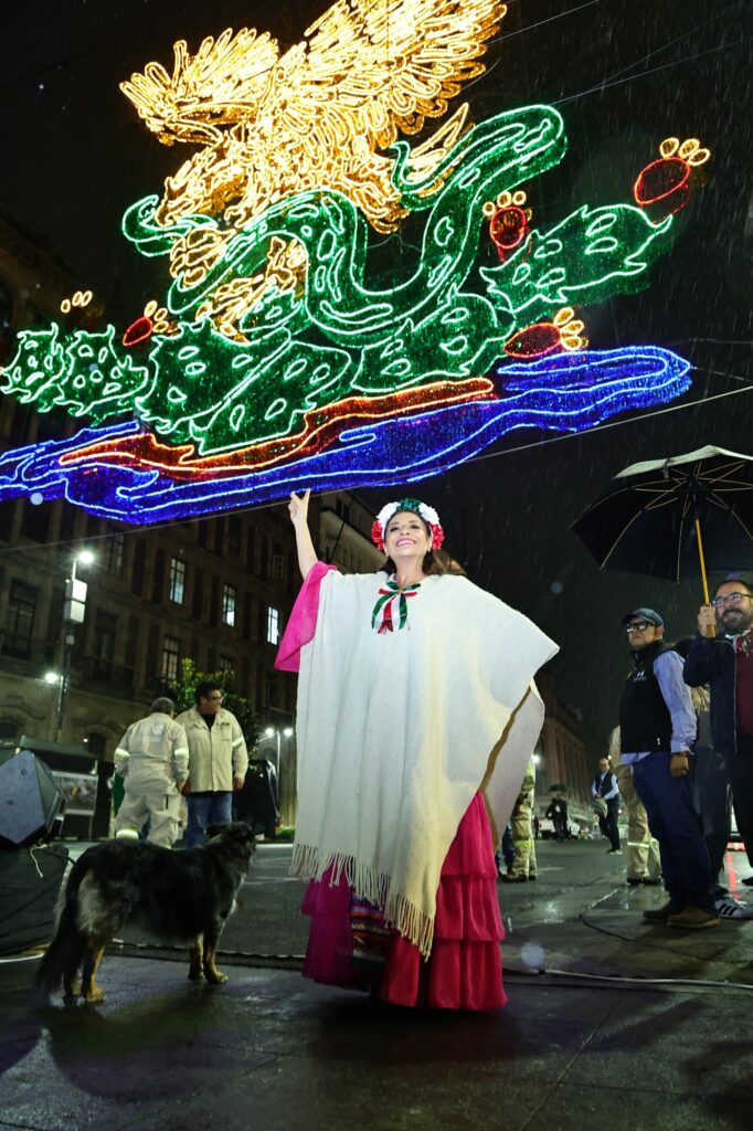 Enciende Clara Brugada alumbrado decorativo en el Zócalo, un homenaje a todas las mujeres que hacen Patria y construyen Matria.