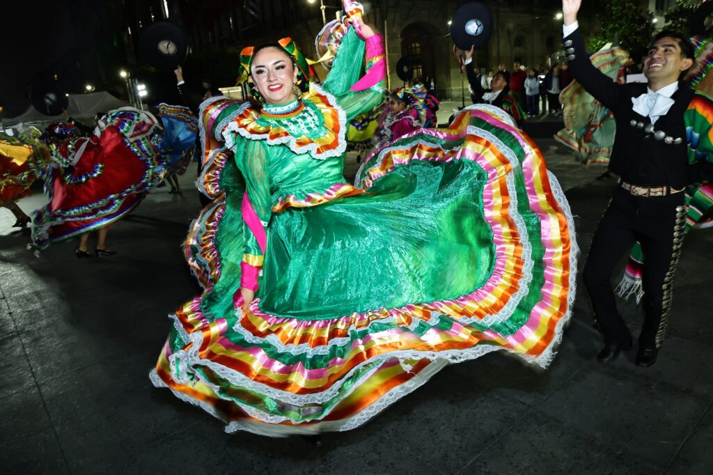 Hoy, al iluminar a las madres de la patria, encendemos también un homenaje a todas las mujeres de México, a quienes hicieron nuestra historia y a las que con sus manos, su inteligencia, su valentía y su tenacidad siguen haciendo patria.