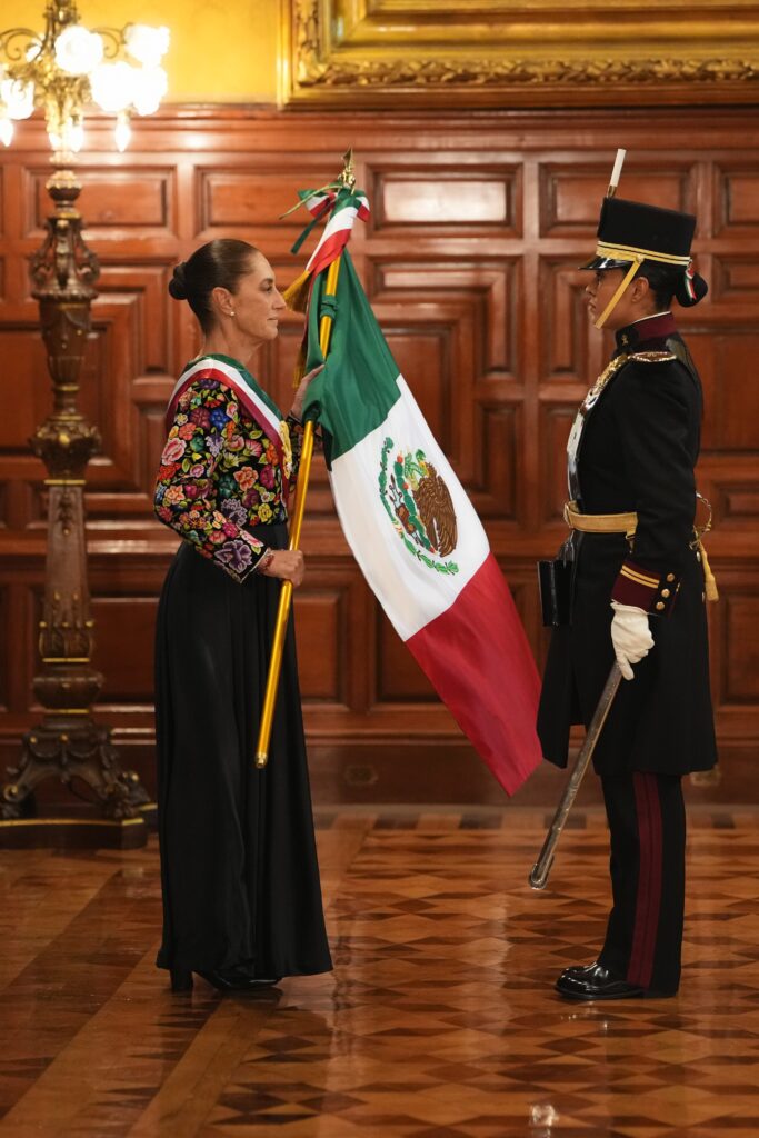 En la tradicional arenga, la Presidenta de México incluyó a la heroína independentista Antonia Nava, “La Generala”, a los pueblos originarios y afromexicanos, así como a las y los migrantes.