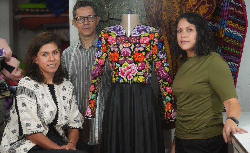 El bordado es obra de las artesanas muxes: Elvis Guerra, Dayari Ramírez, Reyna Montero y Lorena Martínez, integrantes del taller Biulú. El diseño estuvo a cargo de Thelma Islas Lagunas y Crystel S. Martínez Torres, con la confección de Saúl Mosqueda.