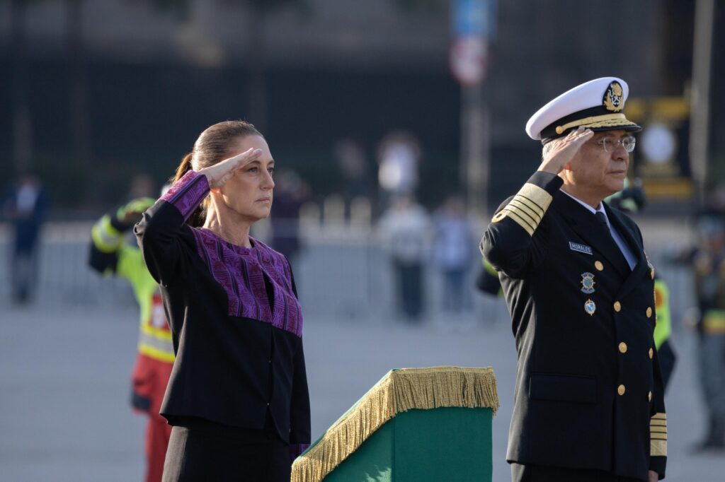 Presidenta encabeza izamiento de bandera a media asta en memoria de las víctimas de los sismos de 1985 y 2017.
