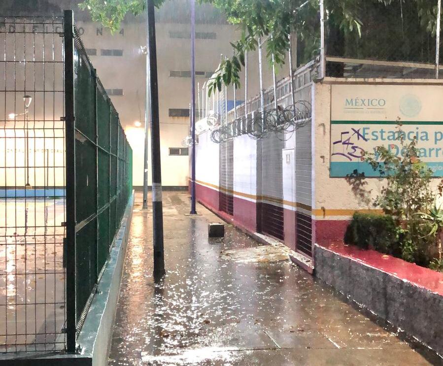 Los andadores de la Unidad Tlatelolco son intransitables por charcos, ante el abandono de las autoridades.