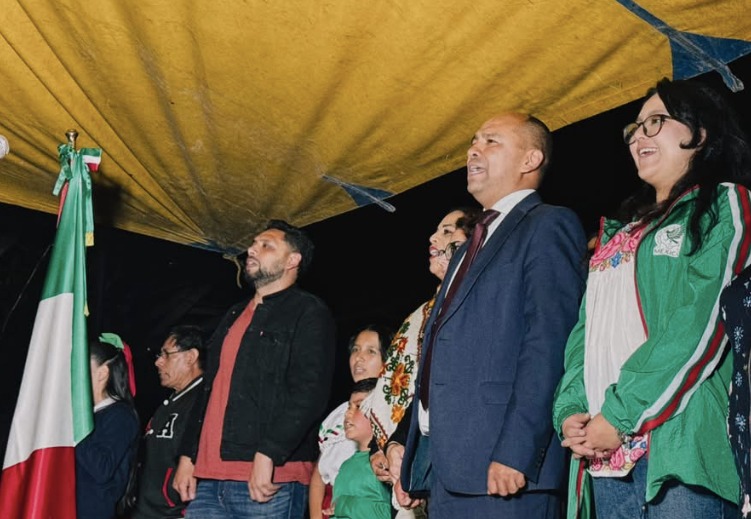 Invitan a Secretario de las y los Mexicanos en el Exterior a Grito Alternativo, en la Alameda del Sur, donde acudió como invitado especial de comerciantes de la zona.