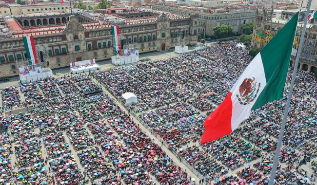 “Solo el pueblo determina el destino de México; significa desde 1814 que ninguna potencia extranjera y ninguna élite económica o política tiene el derecho de dictar el presente y el futuro de nuestra patria, esa solo le pertenece al pueblo de México”, enfatizó.