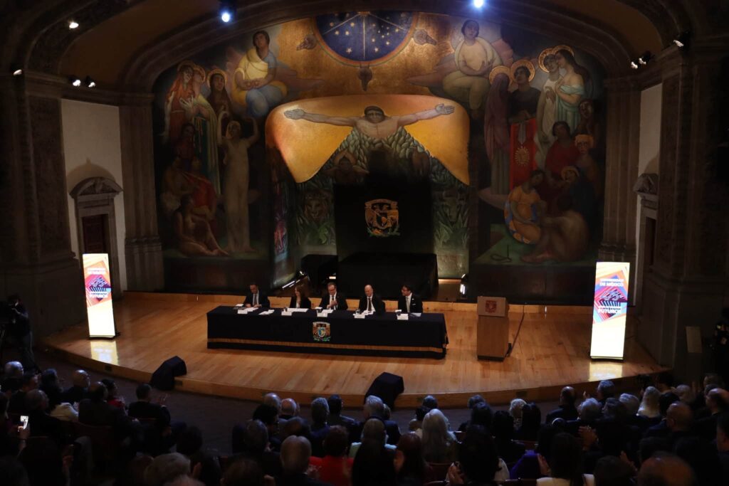 La Universidad de la nación participa en esa tarea al preparar personas capaces de estudiar problemas, contrastar explicaciones y proponer soluciones pertinentes.