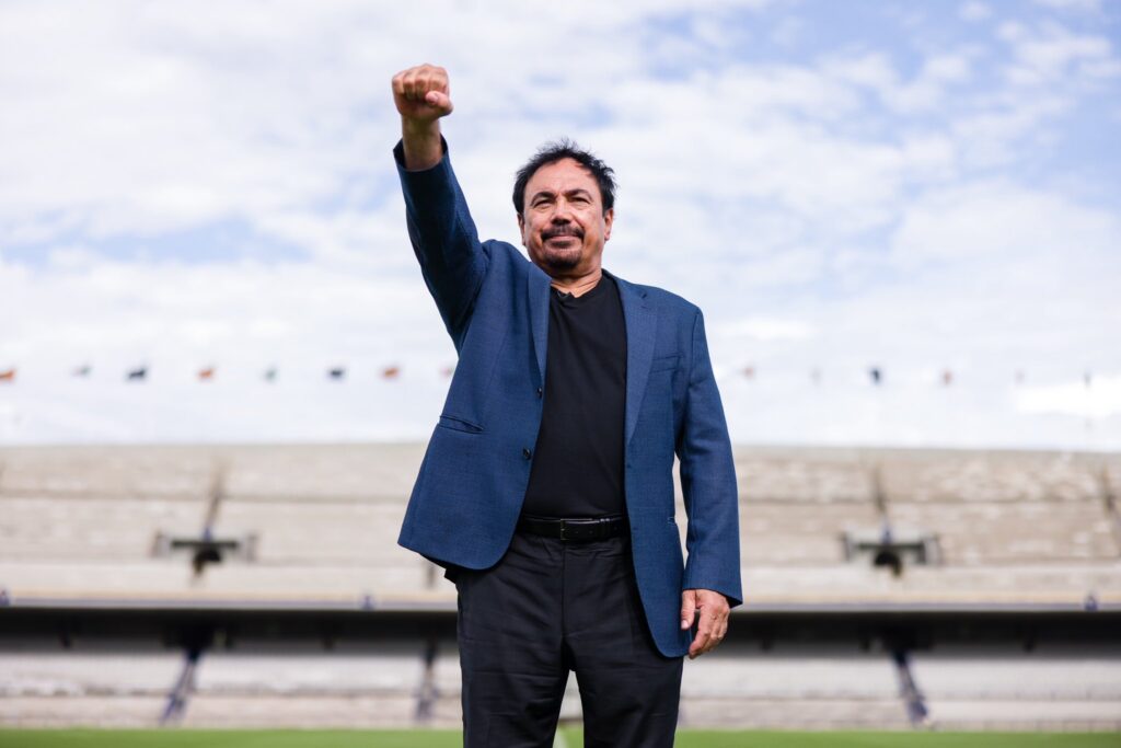 El vuelo de Hugo Sánchez empezó en la Ciudad Universitaria, entre mosaicos y piruetas. Foto: @PumasMX