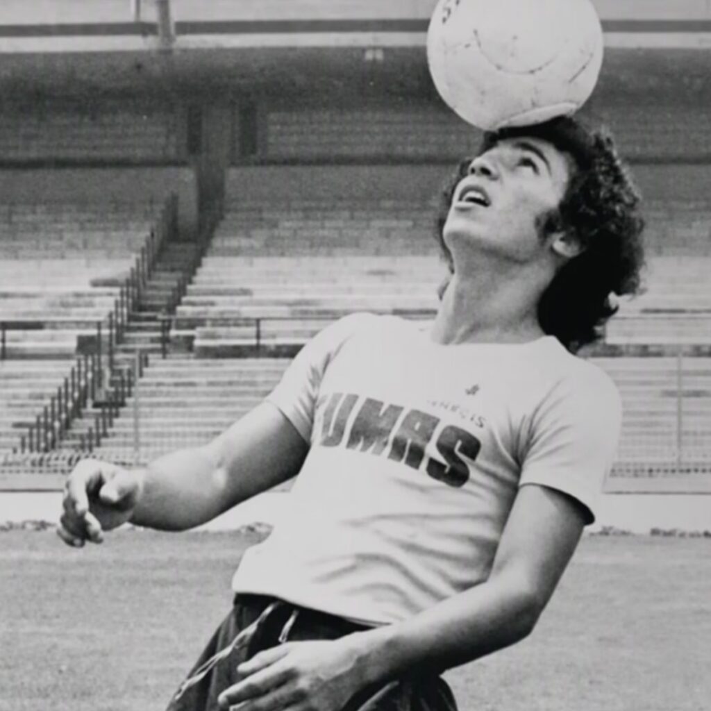 Hugo Sánchez empezó con Pumas UNAM en la Ciudad Universitaria, entre mosaicos y piruetas. Foto: @hugosanchez_9